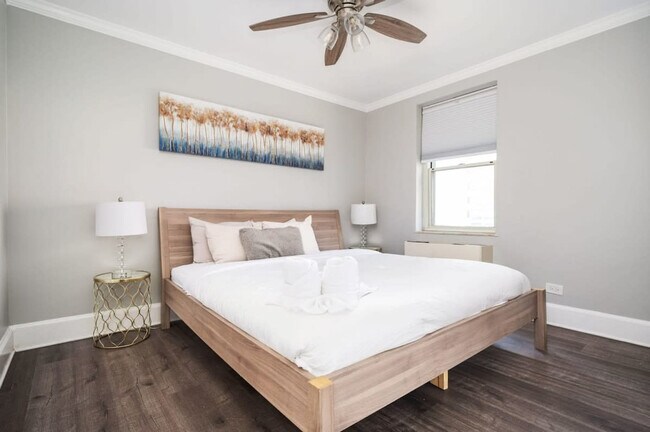 Building Photo - 300 W Peachtree St NW