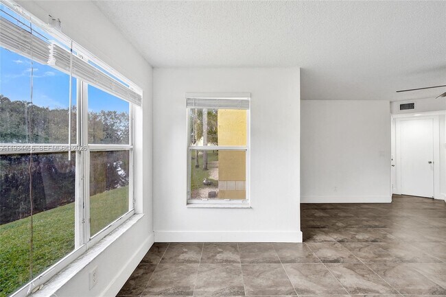 Building Photo - 457 Vista Isles Dr