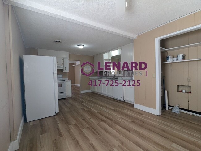 Building Photo - Charming 3 Bedroom House!