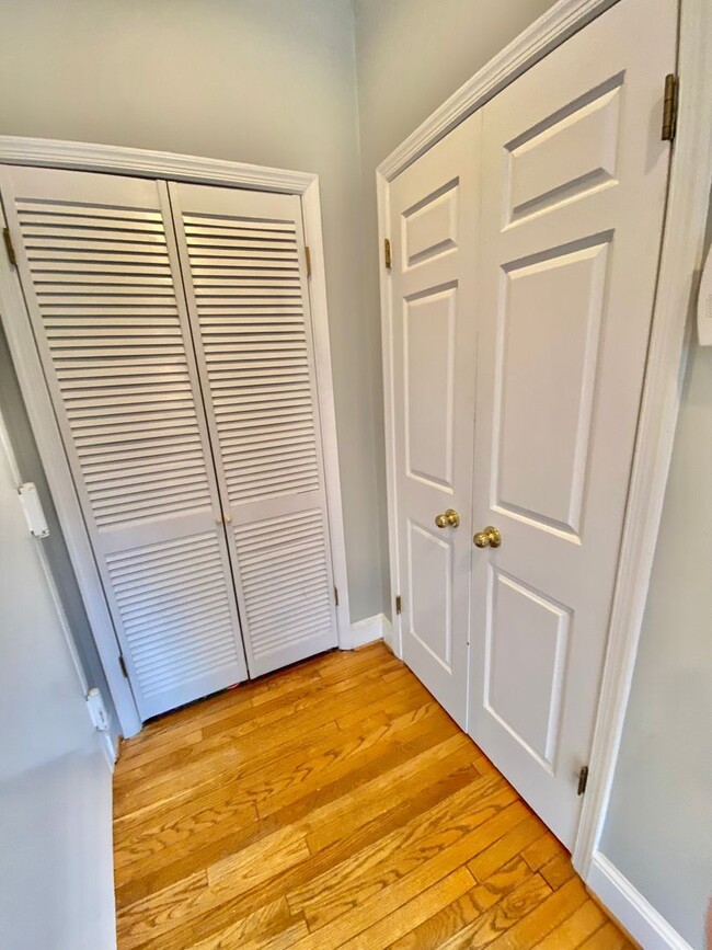 Building Photo - Logan/Dupont 1BR 1BA unit with hardwood fl...