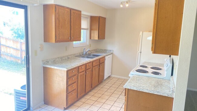 Building Photo - Fantastic 3 Bedroom, 2 Bath, 2 Car Garage,...