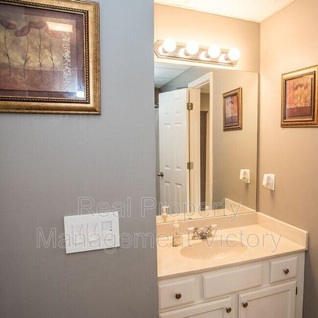 Building Photo - 1120 Shades Crest Rd