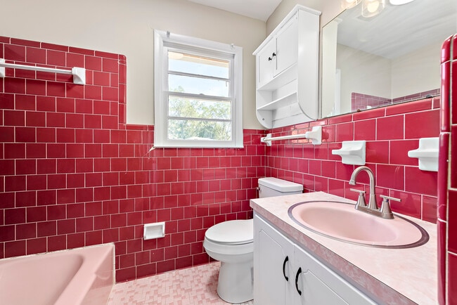 Building Photo - 201 Roberts St