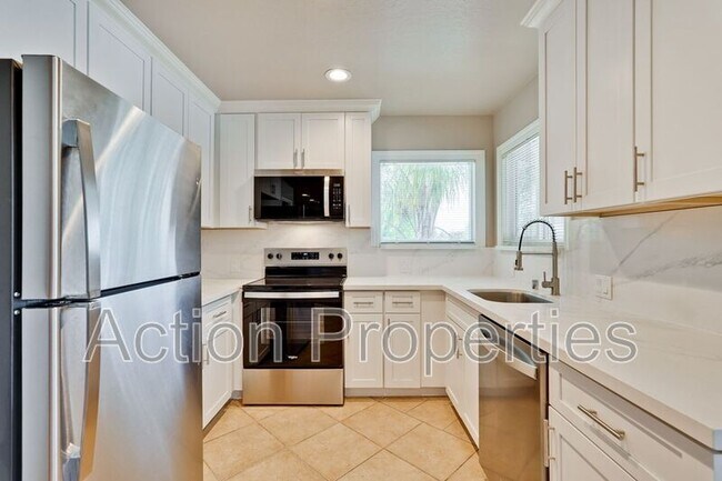Building Photo - 4545 Moorpark Ave