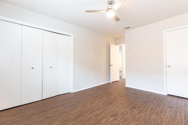 Building Photo - 323 W William Cannon Dr