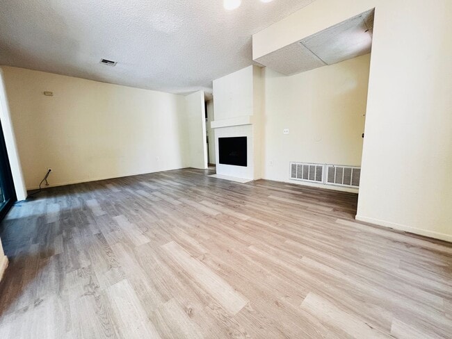 Building Photo - Mira Mesa Two Master Bedroom Upper Level Corner Condo