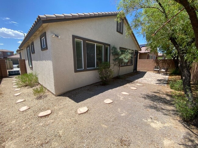 Building Photo - Beautiful 3 bed/2 bath home located in the...