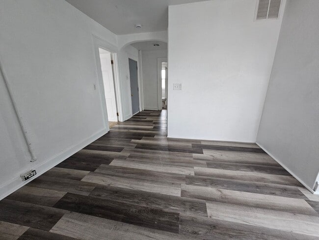 Building Photo - SW 4 bedroom 2 bath with fenced yard