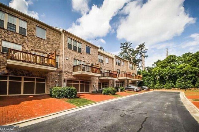 Building Photo - 1004 E Paces Chase