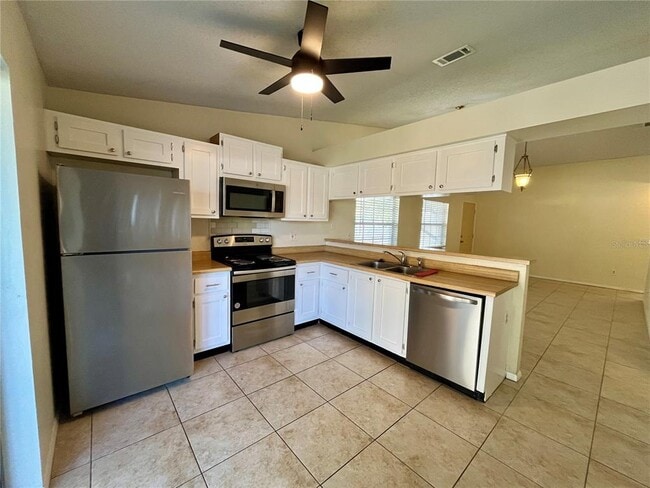 Building Photo - 945 Burlwood St