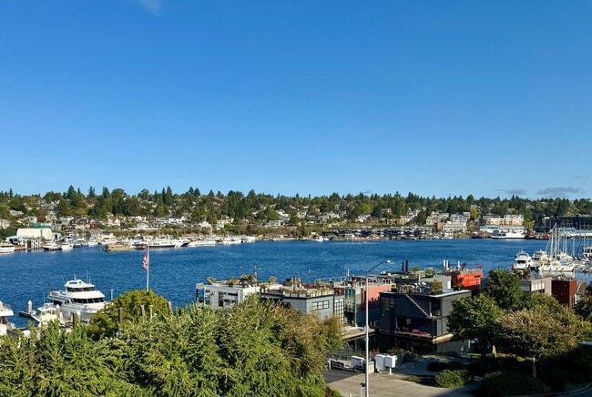 Building Photo - Eastlake Townhome with Commanding Views