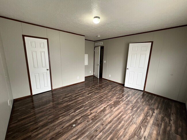 Building Photo - 115 Plum St