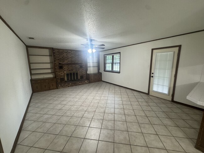Building Photo - 1619 Leawood Dr