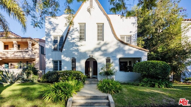 Building Photo - 132 N La Peer Dr