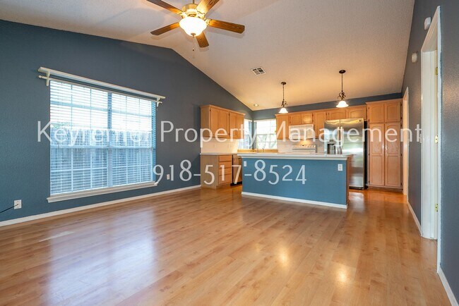 Building Photo - Charming 3 bedroom home with cozy fireplace and 2 car garage!! Price drop!