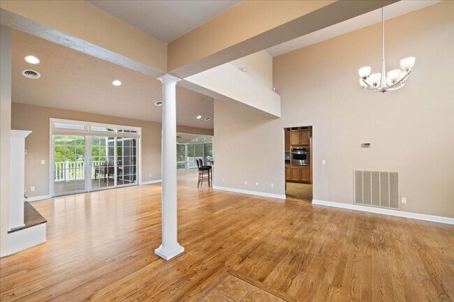 Building Photo - Bright and Spacious Home on Cascades Rd