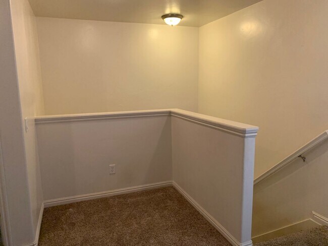 Building Photo - Riverton Townhome with Large Floorplan