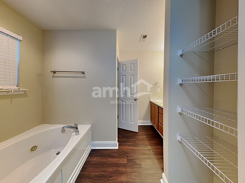 Building Photo - 230 Barberry Ln