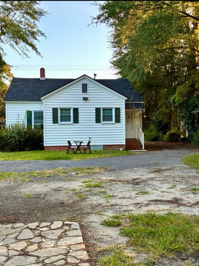 Building Photo - 906 Cherokee Rd