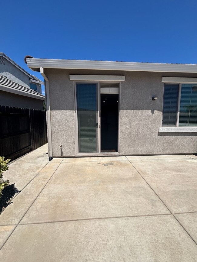 Building Photo - Solar - Whitney Ranch Newer Single Story, ...