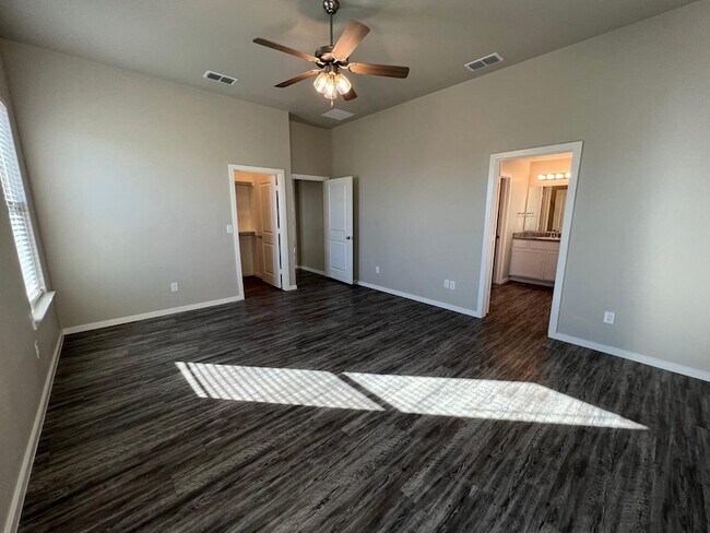 Building Photo - 2018 Kenwood Ave