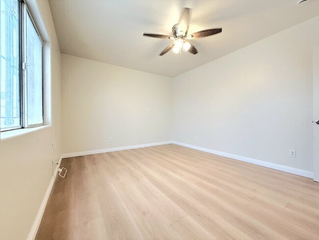 Building Photo - 1325 W 58th St