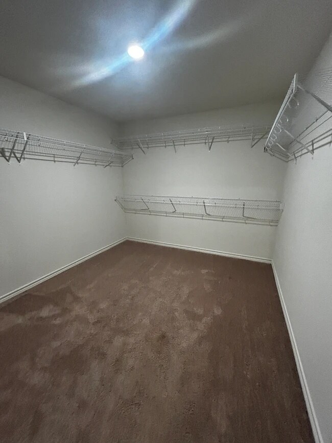 Building Photo - Beautifully Designed 4BR/2.5BA Home In The Charming Town of Elgin