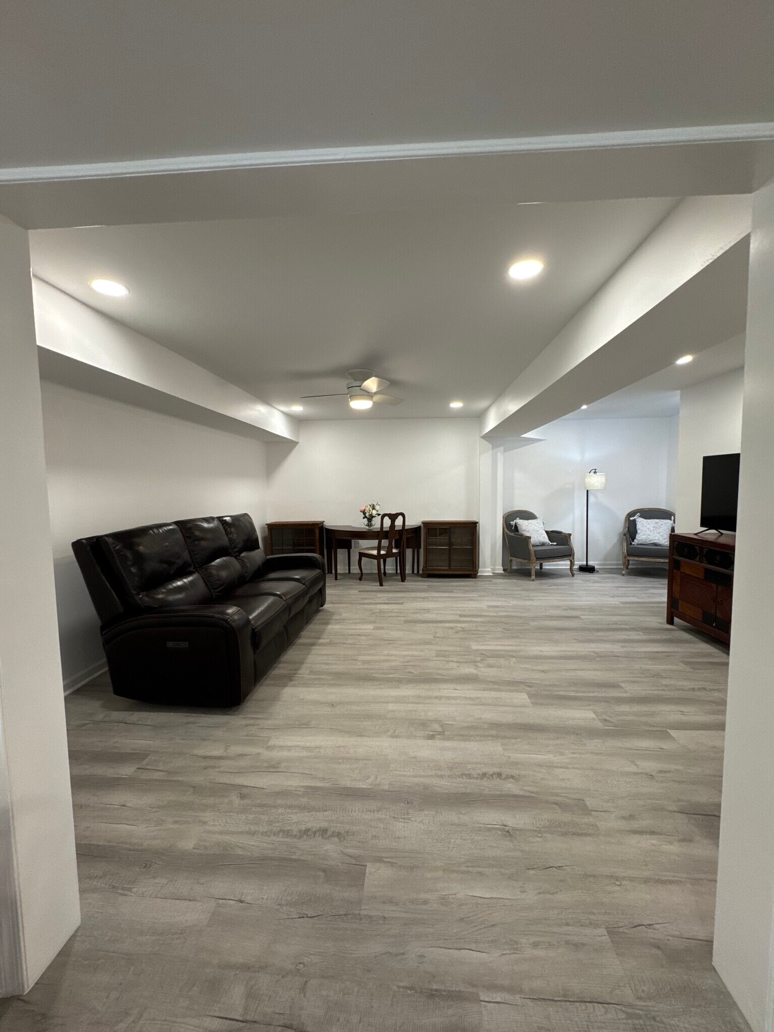 Entrance to living room - 1042 Laurel Grove Rd