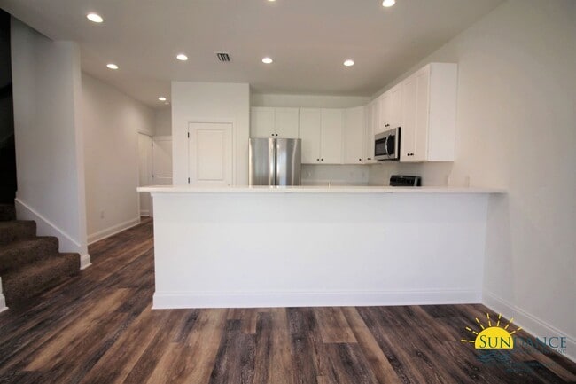 Building Photo - Gorgeous Townhome, near Ferry Park in Fort Walton Beach!