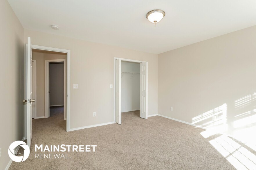 Building Photo - 4018 Larkhaven Village Dr