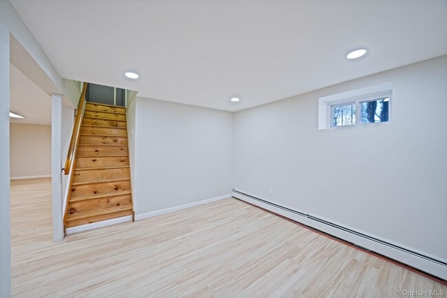 Building Photo - 45 Roslyn Rd