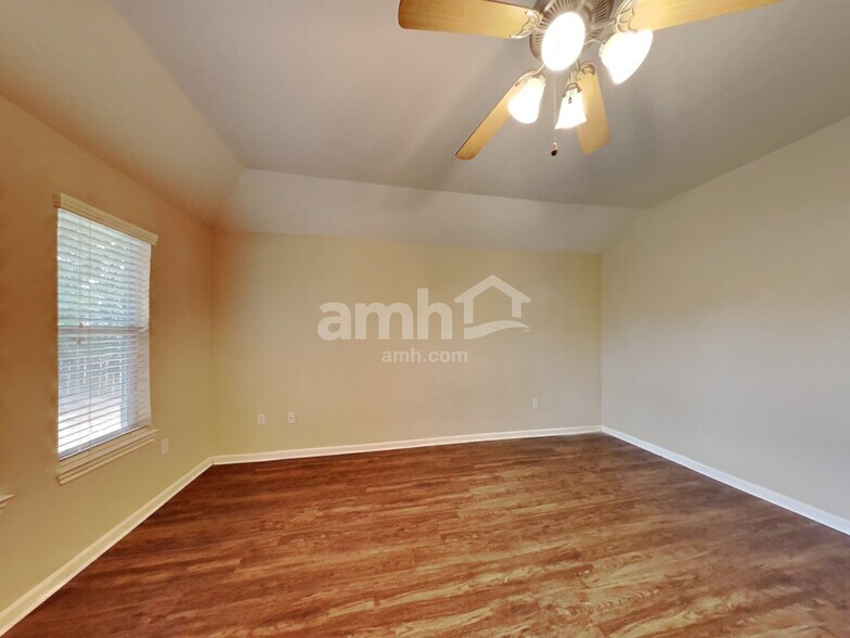 Building Photo - 1800 Northampton Dr