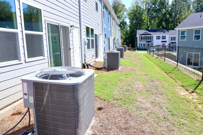 Building Photo - 400 Hacksaw Trl