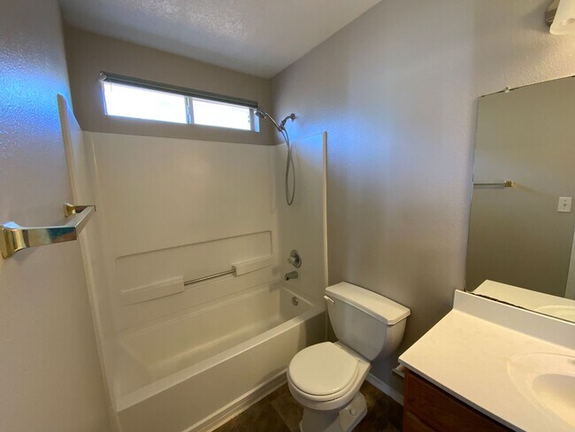 Building Photo - 3 Bedroom Single Story Home Available in V...
