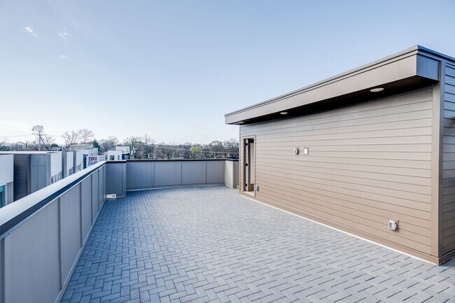 Building Photo - 2106 24th Ave N