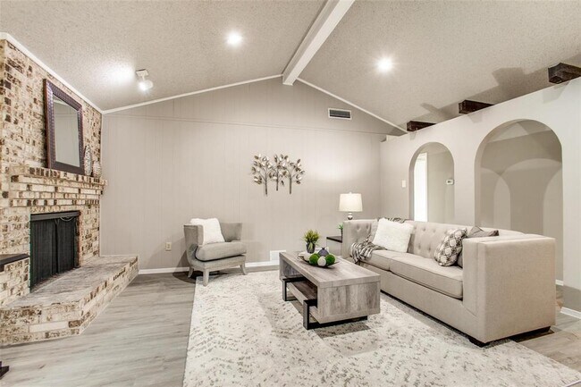 Building Photo - 2205 Richbrook Dr