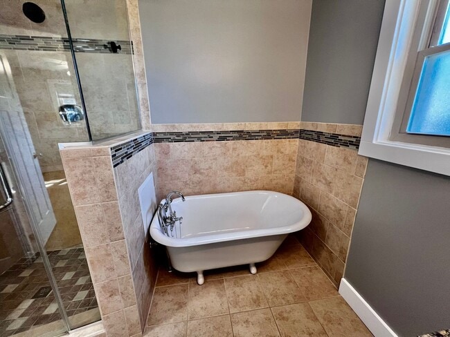 Building Photo - Beautiful waterfront home