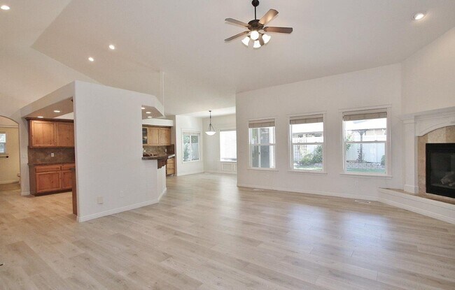 Building Photo - Stunning Home w/Open Floor-plan