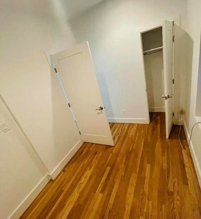 Building Photo - 229 E 53rd St