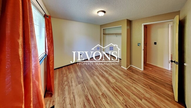 Building Photo - $900 Rent Credit | 3-bedroom single-family home near Randall Park with access to schools, shoppin...