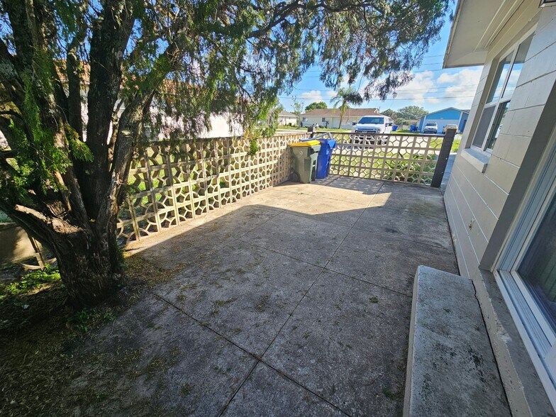 Building Photo - 4719 Manatee Dr