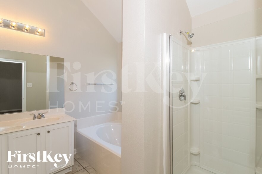 Building Photo - 2341 Aurora Dr