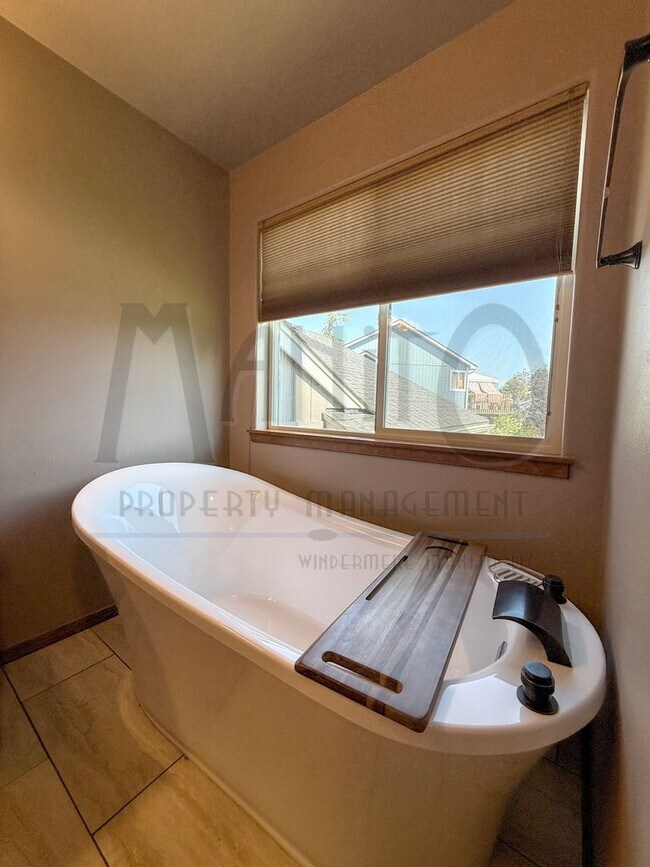 Building Photo - Sprawling Mead Home