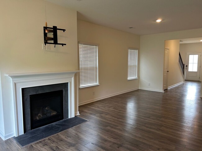 Building Photo - 5 Bedroom / 3 Bath Home Kingsport, TN