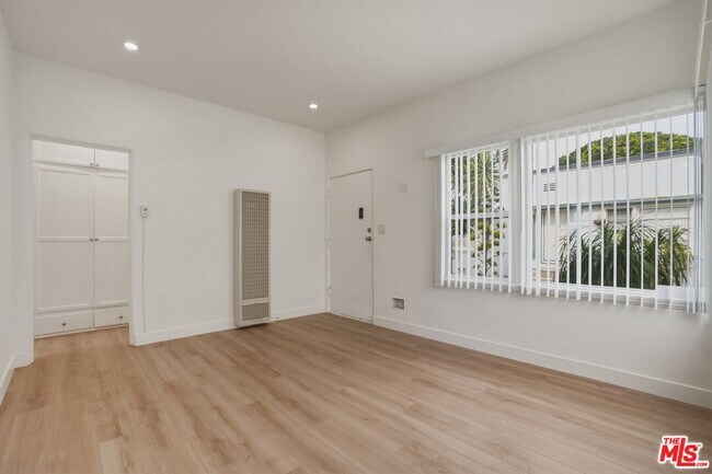 Building Photo - 2317 Ocean Park Blvd