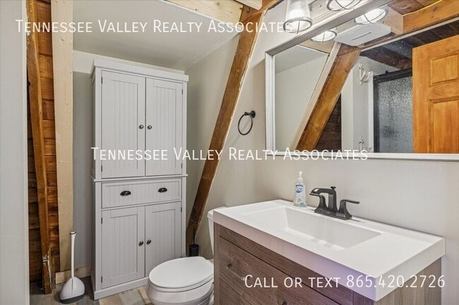 Building Photo - 2050 Chapel Rd