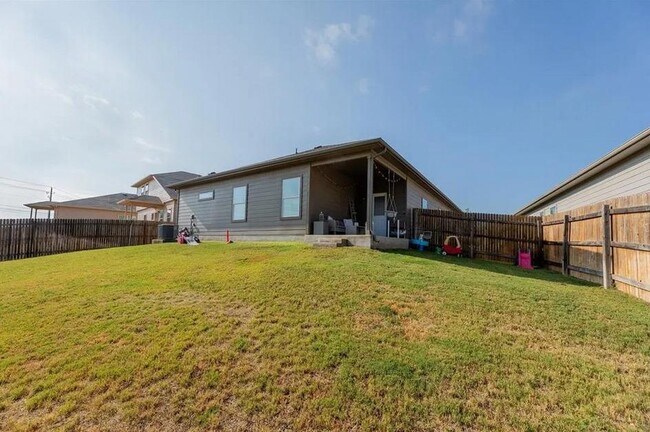 Building Photo - 652 Donegal Ln