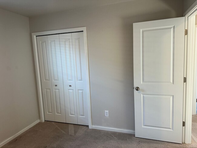 Building Photo - Newer 4 bedroom 2.5 bathroom house!