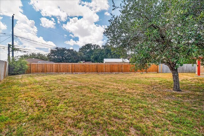 Building Photo - 4109 Fonvilla Cir