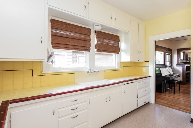 Building Photo - Furnished 1920 Craftsman Bungalow Available In The Dimond District!